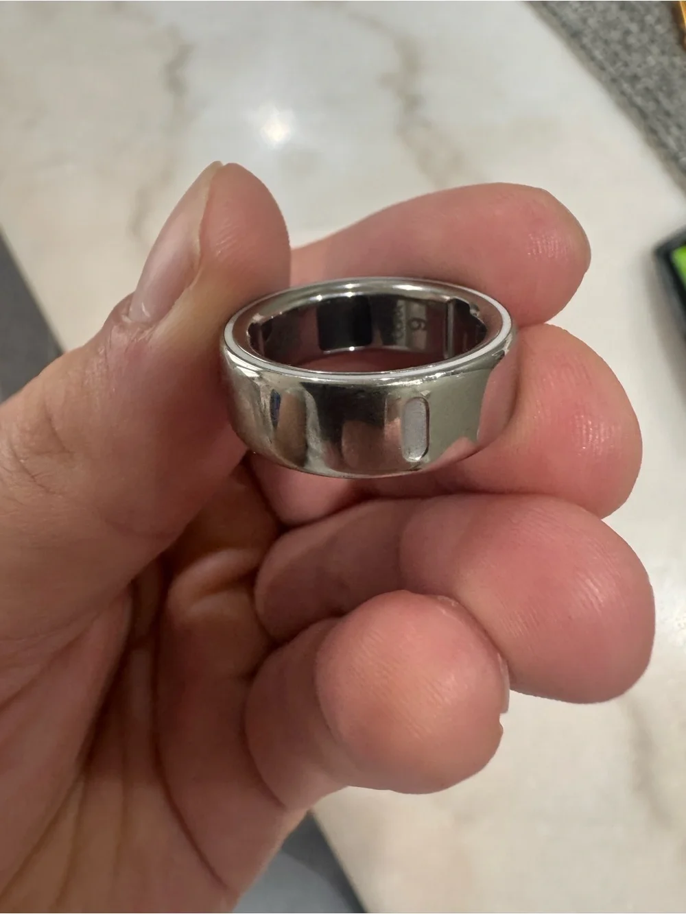 Oura Ring 4 - Silver Metallic Smart Ring